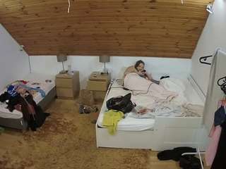 voyeurcam-julmodels-whitebed-2