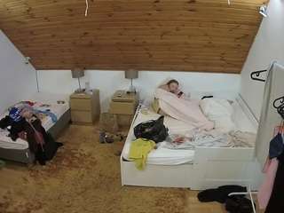 voyeurcam-julmodels-whitebed-2