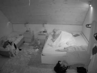 voyeurcam-julmodels-whitebed-2