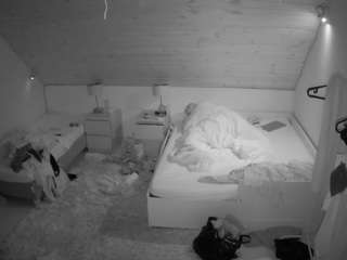 voyeurcam-julmodels-whitebed-2
