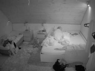 voyeurcam-julmodels-whitebed-2