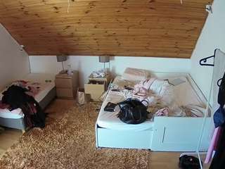 voyeurcam-julmodels-whitebed-2