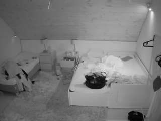 voyeurcam-julmodels-whitebed-2