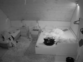 voyeurcam-julmodels-whitebed-2