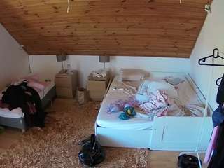 voyeurcam-julmodels-whitebed-2
