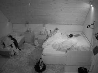 voyeurcam-julmodels-whitebed-2
