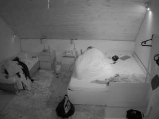 voyeurcam-julmodels-whitebed-2