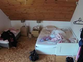 voyeurcam-julmodels-whitebed-2