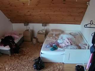voyeurcam-julmodels-whitebed-2