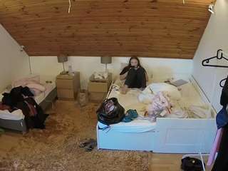 voyeurcam-julmodels-whitebed-2