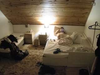 voyeurcam-julmodels-whitebed-2