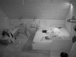 voyeurcam-julmodels-whitebed-2