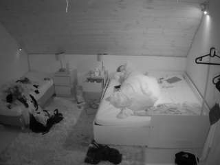voyeurcam-julmodels-whitebed-2