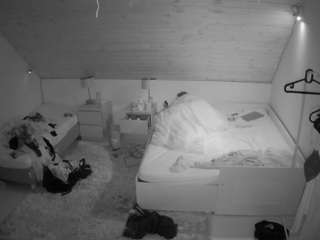 voyeurcam-julmodels-whitebed-2