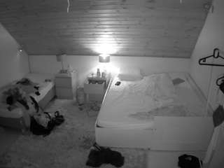 voyeurcam-julmodels-whitebed-2