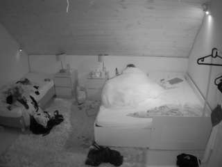 voyeurcam-julmodels-whitebed-2 camsoda