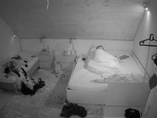 voyeurcam-julmodels-whitebed-2