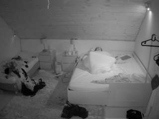 voyeurcam-julmodels-whitebed-2