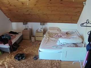 voyeurcam-julmodels-whitebed-2