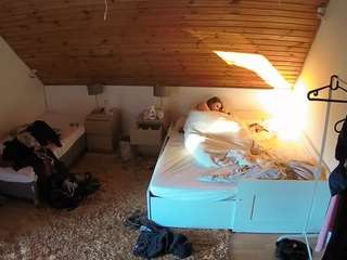 voyeurcam-julmodels-whitebed-2