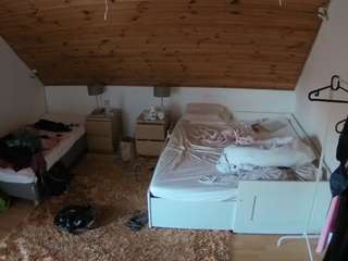 voyeurcam-julmodels-whitebed-2 camsoda