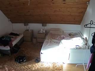 voyeurcam-julmodels-whitebed-2 camsoda