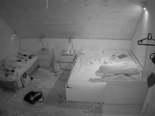 voyeurcam-julmodels-whitebed-2