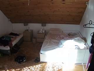 voyeurcam-julmodels-whitebed-2