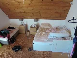 voyeurcam-julmodels-whitebed-2 camsoda