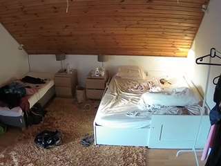 voyeurcam-julmodels-whitebed-2 camsoda