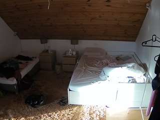 voyeurcam-julmodels-whitebed-2