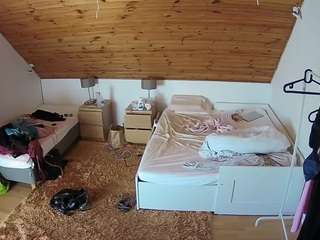 voyeurcam-julmodels-whitebed-2 camsoda