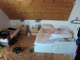 voyeurcam-julmodels-whitebed-2
