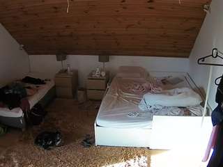 voyeurcam-julmodels-whitebed-2