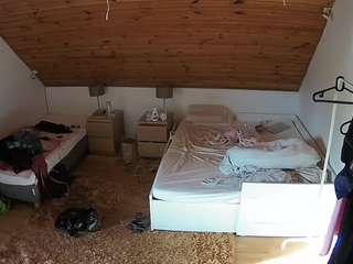voyeurcam-julmodels-whitebed-2