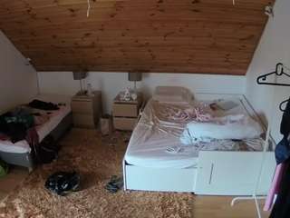 voyeurcam-julmodels-whitebed-2