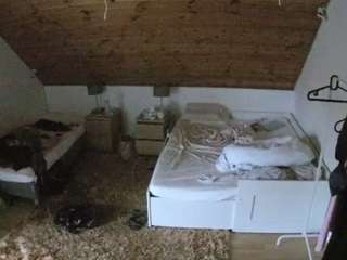 voyeurcam-julmodels-whitebed-2 camsoda