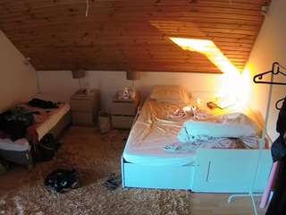 voyeurcam-julmodels-whitebed-2 camsoda