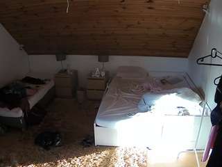 voyeurcam-julmodels-whitebed-2