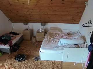 voyeurcam-julmodels-whitebed-2 camsoda