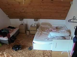 voyeurcam-julmodels-whitebed-2