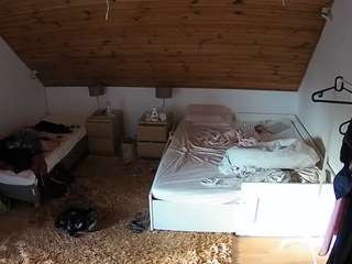 voyeurcam-julmodels-whitebed-2