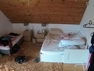 voyeurcam-julmodels-whitebed-2