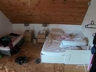 voyeurcam-julmodels-whitebed-2