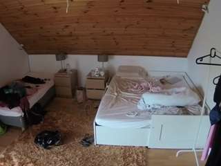 voyeurcam-julmodels-whitebed-2
