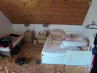 voyeurcam-julmodels-whitebed-2