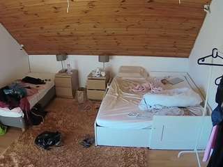 voyeurcam-julmodels-whitebed-2