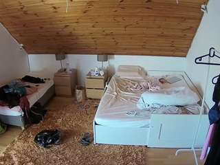 voyeurcam-julmodels-whitebed-2