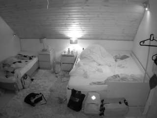 voyeurcam-julmodels-whitebed-2