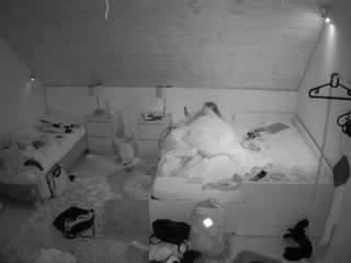 voyeurcam-julmodels-whitebed-2 - Live HD Webcam